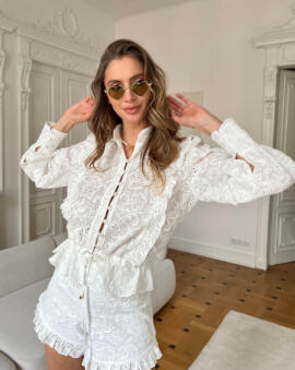 Slightly openwork cotton, embroidered flowers, lots of feminine accessories - the perfect women's shirt for thousands of occasions. Lovin