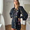 Piękna żakardowa sukienka Kate Black z printem w duże kwiaty.