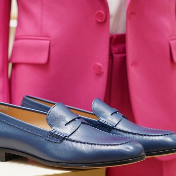 Jakie buty do fuksjowego garnituru – kolory, które uspokajają fuksję