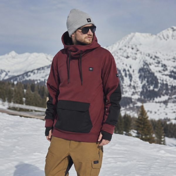 Bluza snowboardowa – co odróżnia ją od zwykłej bluzy z kapturem