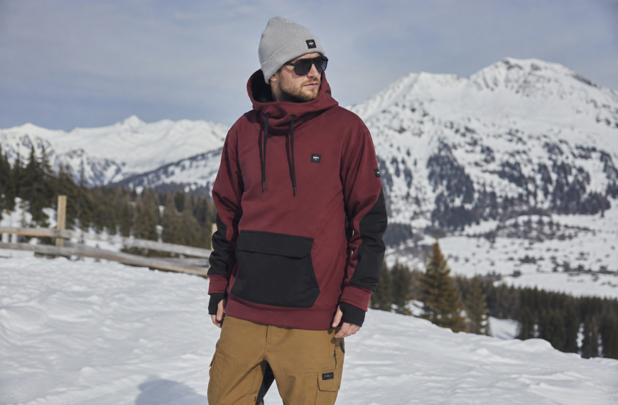 Bluza snowboardowa – co odróżnia ją od zwykłej bluzy z kapturem