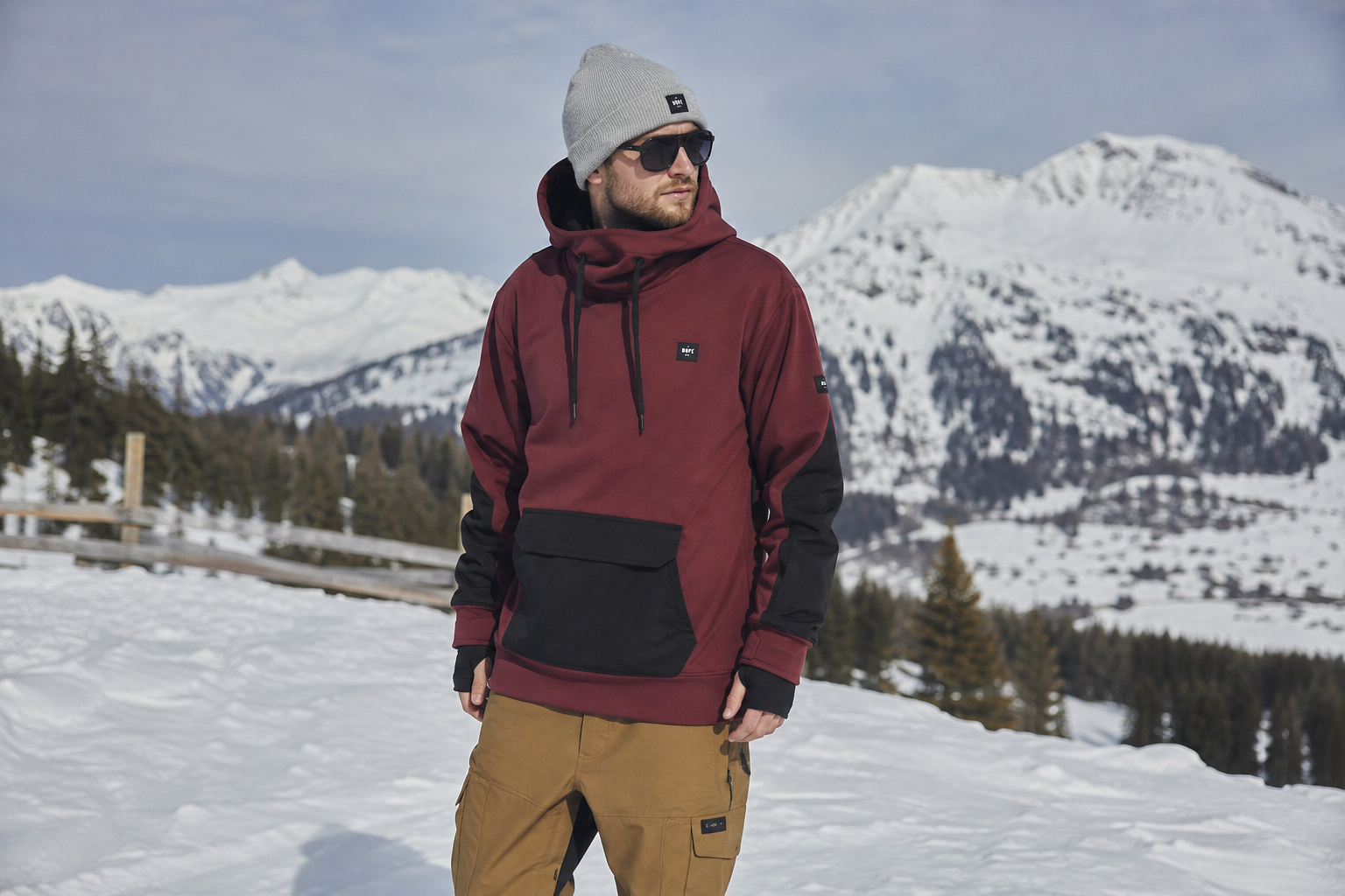 Bluza snowboardowa – co odróżnia ją od zwykłej bluzy z kapturem